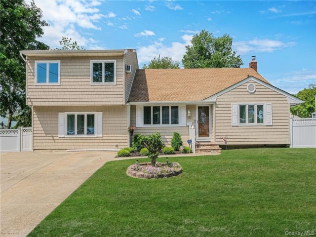  5 BR,  2.00 BTH &nbsp;Split level style home in North Babylon