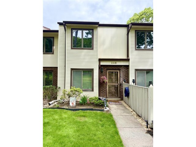  2 BR,  2.00 BTH &nbsp;Other style home in Coram