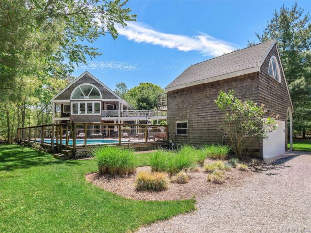  4 BR,  4.00 BTH &nbsp;Contemporary style home in Westhampton Beach