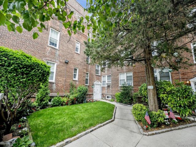  1 BR,  1.00 BTH &nbsp;Colonial style home in Great Neck Plaza