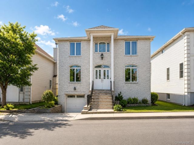  4 BR,  4.00 BTH &nbsp;Colonial style home in New Brighton