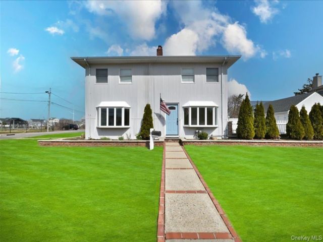 3 BR,  3.00 BTH &nbsp;Colonial style home in Massapequa