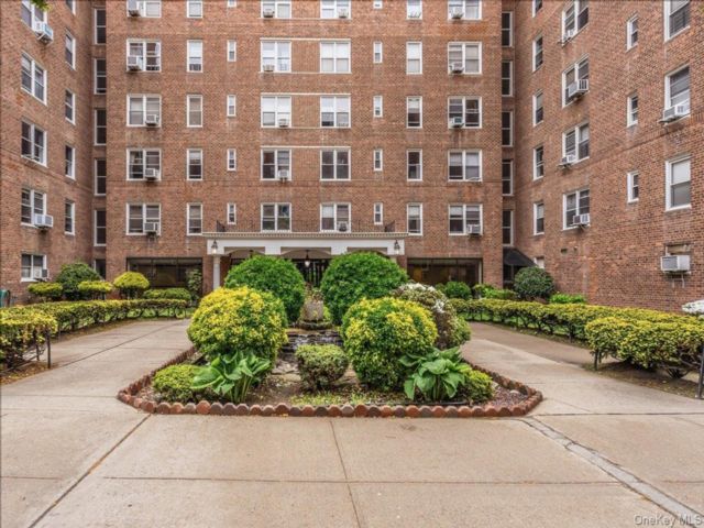  1 BR,  1.00 BTH &nbsp;High rise style home in Forest Hills