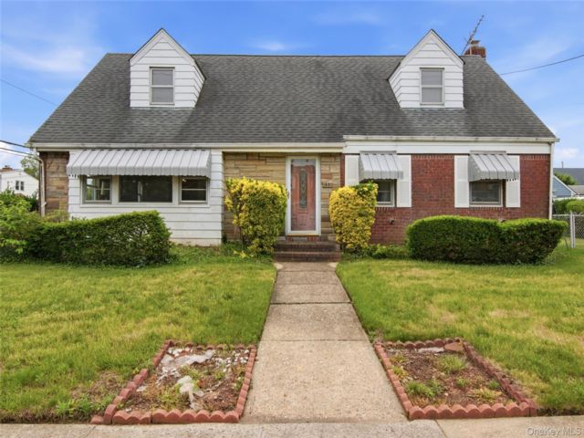  4 BR,  3.00 BTH &nbsp;Cape cod style home in New Hyde Park