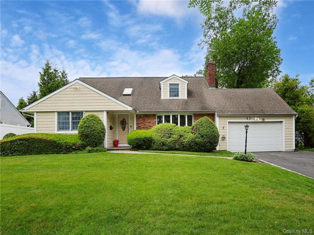  5 BR,  6.00 BTH &nbsp;Colonial style home in Glen Head