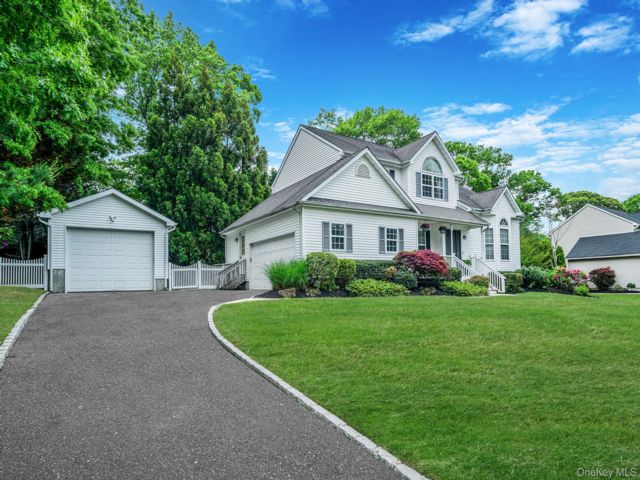  4 BR,  3.00 BTH &nbsp;Colonial style home in Rocky Point