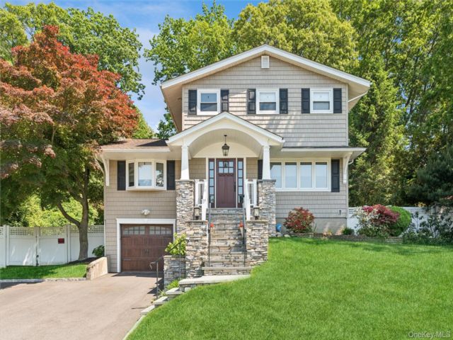  3 BR,  3.00 BTH &nbsp;Colonial style home in Kings Park
