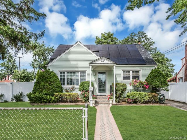  4 BR,  2.00 BTH &nbsp;Cape cod style home in Uniondale