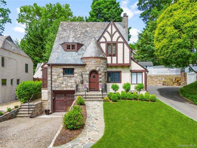  4 BR,  4.00 BTH &nbsp;Tudor style home in Mount Vernon