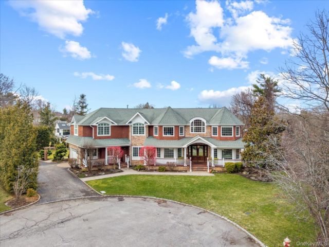  6 BR,  8.00 BTH &nbsp;Colonial style home in East Hills