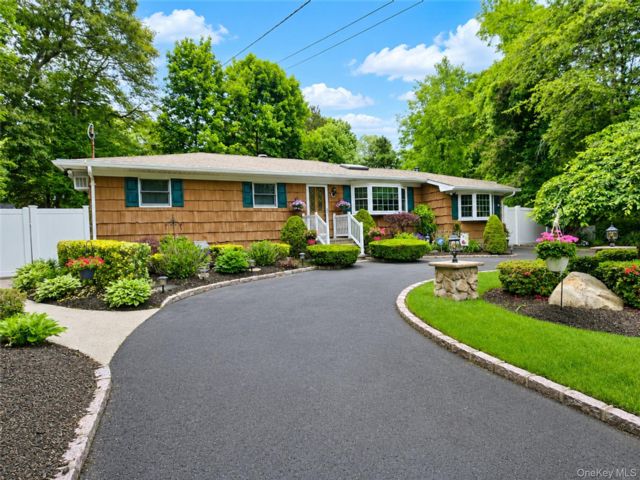  3 BR,  2.00 BTH &nbsp;Ranch style home in Centereach