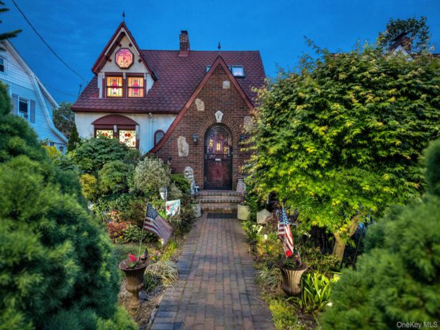  2 BR,  2.00 BTH &nbsp;Tudor style home in Hicksville