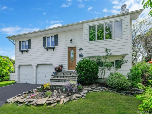  3 BR,  2.00 BTH &nbsp;Hi ranch style home in Bayport