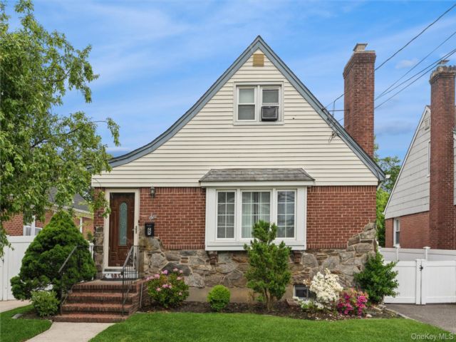  4 BR,  1.00 BTH &nbsp;Cape cod style home in Valley Stream