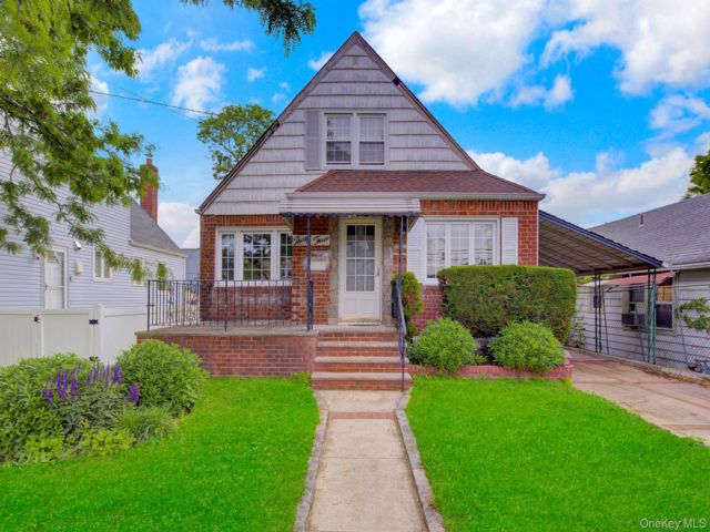  4 BR,  2.00 BTH &nbsp;Cape cod style home in Floral Park