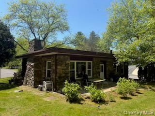  3 BR,  2.00 BTH &nbsp;Ranch style home in White Plains