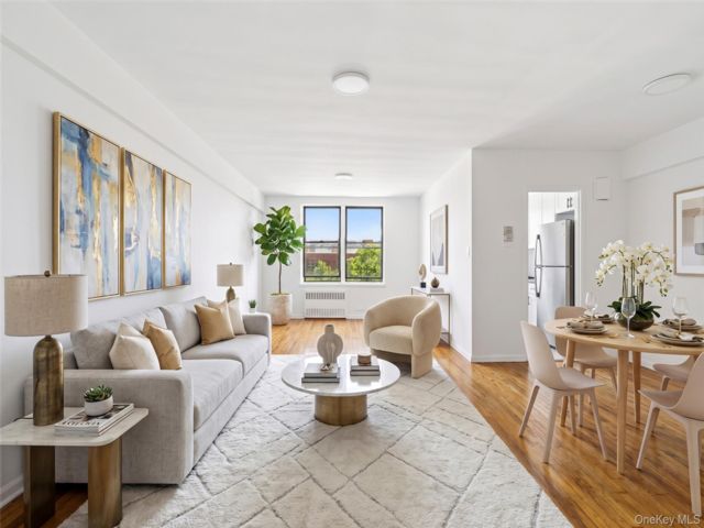  1 BR,  1.00 BTH &nbsp;Mid rise style home in Far Rockaway
