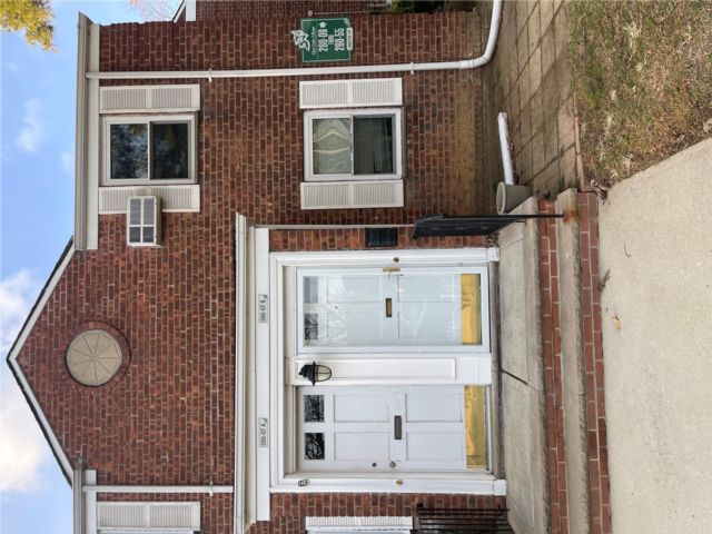  2 BR,  1.00 BTH &nbsp;Cape cod style home in Glen Oaks
