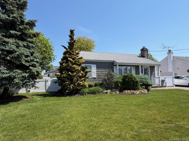  3 BR,  1.00 BTH &nbsp;Ranch style home in Massapequa