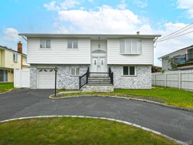  5 BR,  2.00 BTH &nbsp;Hi ranch style home in Massapequa