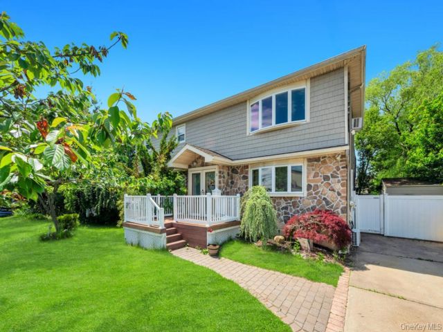  3 BR,  1.00 BTH &nbsp;Includes legal  style home in Farmingdale