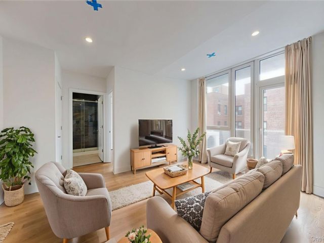  2 BR,  1.00 BTH &nbsp;Includes legal  style home in Briarwood