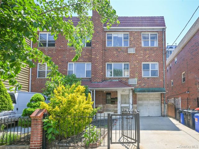  5 BR,  3.00 BTH &nbsp;House style home in Astoria