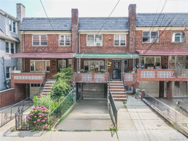  3 BR,  3.00 BTH &nbsp;Other style home in Flushing