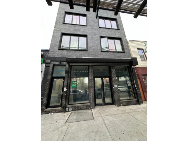  6 BR,  2.00 BTH &nbsp;Mid rise style home in Cypress Hills