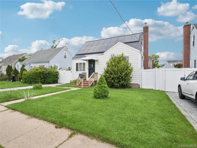  4 BR,  1.00 BTH &nbsp;Cape cod style home in Baldwin