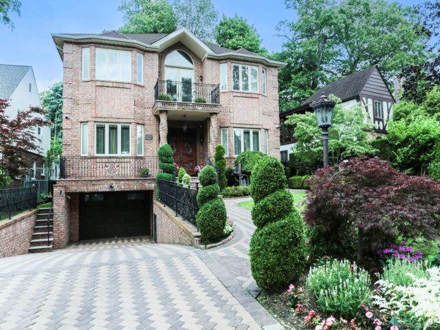  5 BR,  5.00 BTH &nbsp;Colonial style home in Hollis Hills