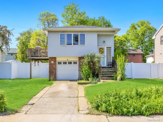  4 BR,  3.00 BTH &nbsp;Hi ranch style home in Massapequa