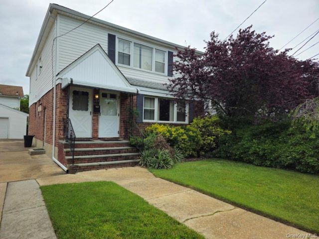  3 BR,  1.00 BTH &nbsp;House style home in Lynbrook
