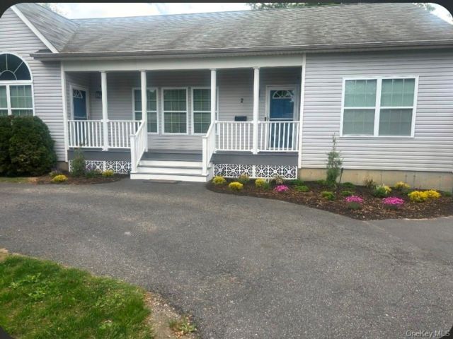  4 BR,  3.00 BTH &nbsp;Ranch style home in Islip Terrace