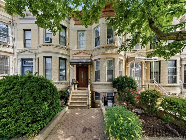  7 BR,  3.00 BTH &nbsp;House style home in Dyker Heights
