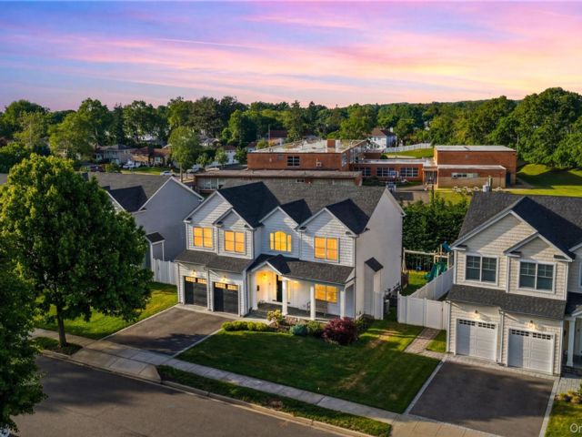  4 BR,  4.00 BTH &nbsp;Colonial style home in Plainview