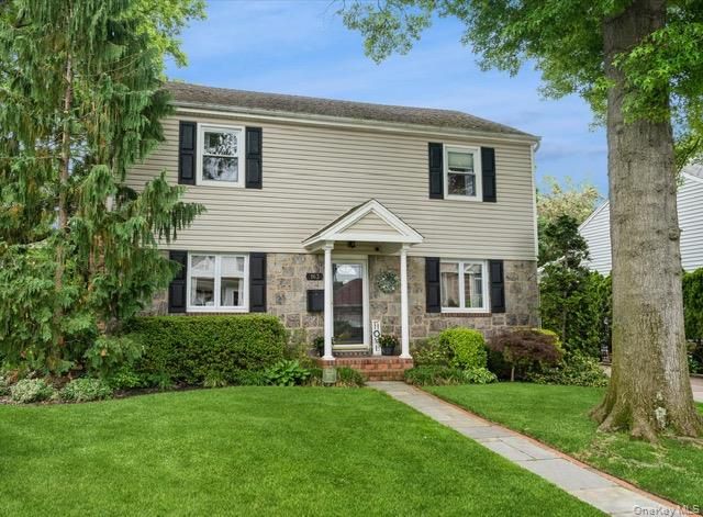  3 BR,  3.00 BTH &nbsp;Colonial style home in Garden City