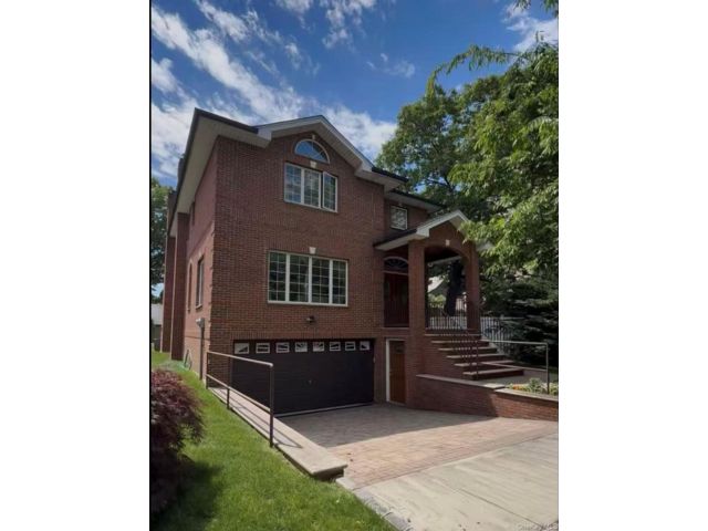  4 BR,  4.00 BTH &nbsp;Colonial style home in Little Neck