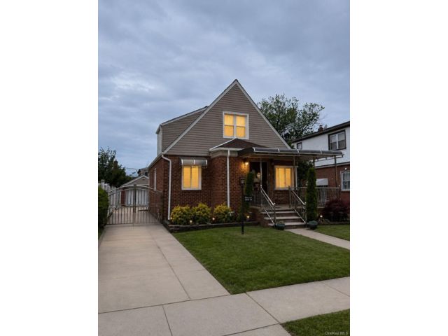  3 BR,  3.00 BTH &nbsp;Exp cape style home in Cambria Heights