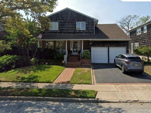  5 BR,  3.00 BTH &nbsp;Colonial style home in Atlantic Beach