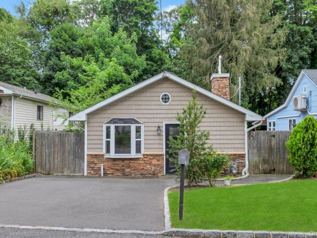  3 BR,  2.00 BTH &nbsp;Ranch style home in Ronkonkoma