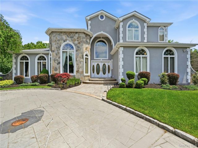  4 BR,  3.00 BTH &nbsp;Colonial style home in Lake Grove