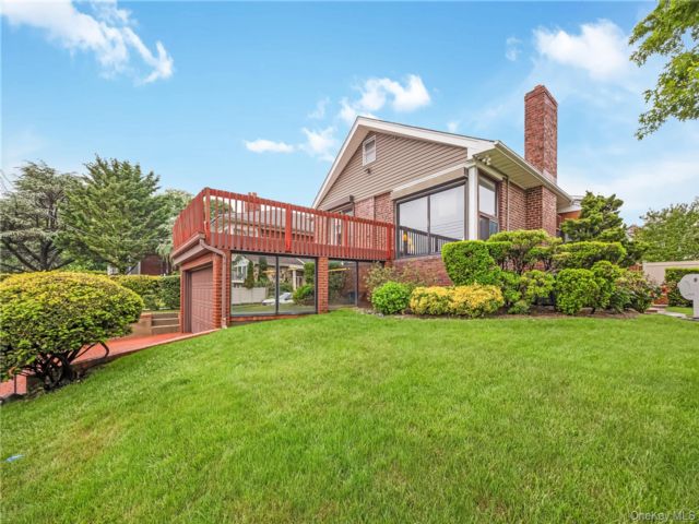  4 BR,  2.00 BTH &nbsp;Split level style home in Beechhurst