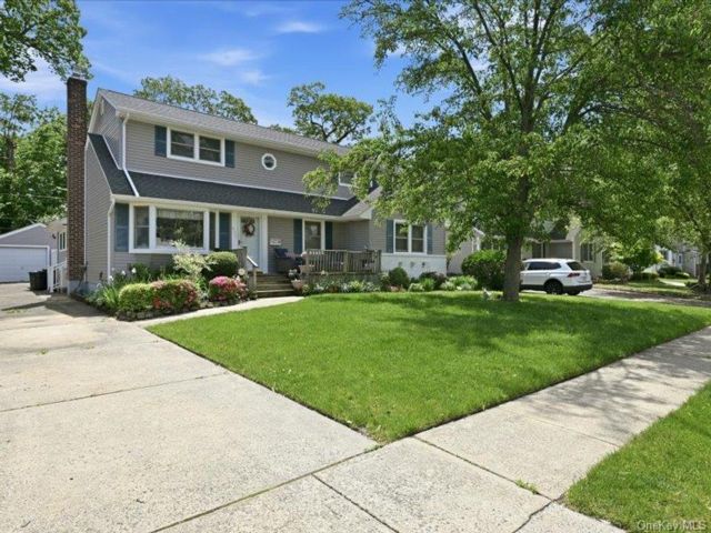  4 BR,  2.00 BTH &nbsp;Exp cape style home in Wantagh