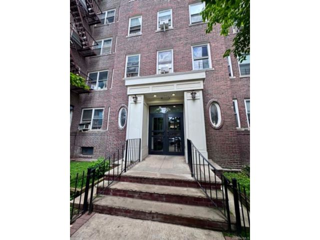  1 BR,  1.00 BTH &nbsp;Mid rise style home in Flushing