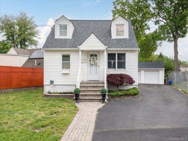  3 BR,  1.00 BTH &nbsp;Cape cod style home in West Babylon