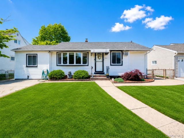  3 BR,  1.00 BTH &nbsp;Ranch style home in Hicksville