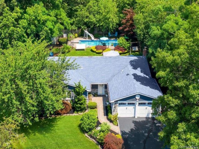  3 BR,  2.00 BTH &nbsp;Ranch style home in Hauppauge