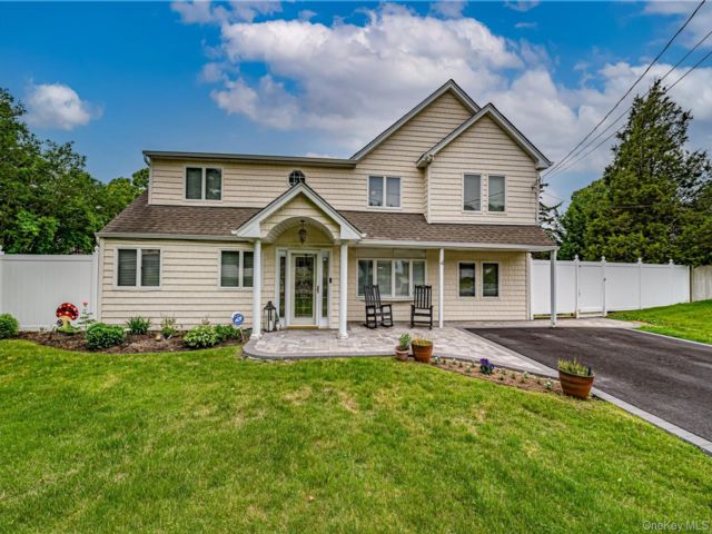  5 BR,  2.00 BTH &nbsp;Exp cape style home in Holtsville
