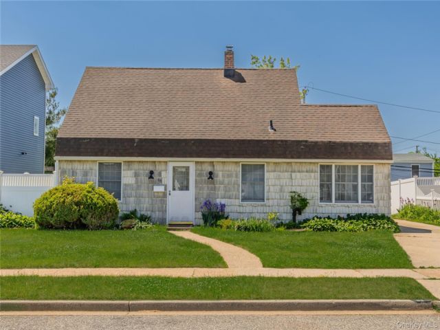  3 BR,  2.00 BTH &nbsp;Cape cod style home in Levittown